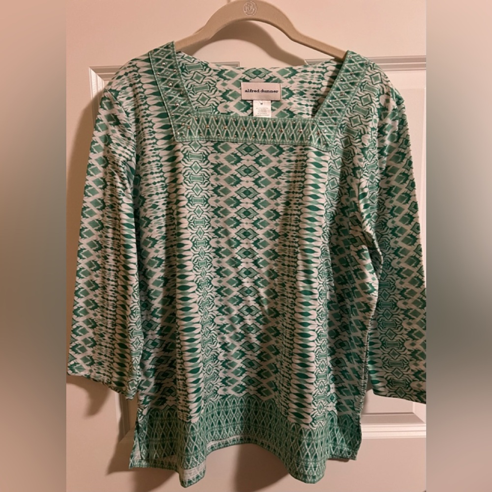 EUC pretty green Alfred Dunner top with bling. Size M